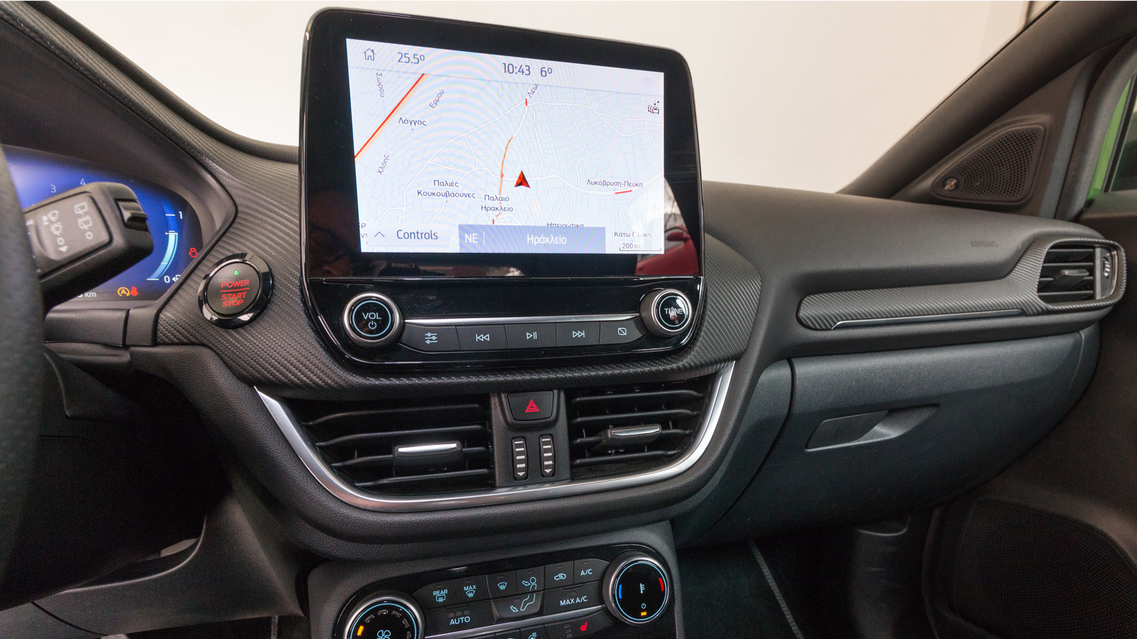 Στο κέντρο του ταμπλό υπάρχει η «αιωρούμενη» οθόνη 8 ιντσών του συστήματος SYNC3, την οποία ο οδηγός μπορεί να ελέγχει με φωνητικές εντολές και με χει